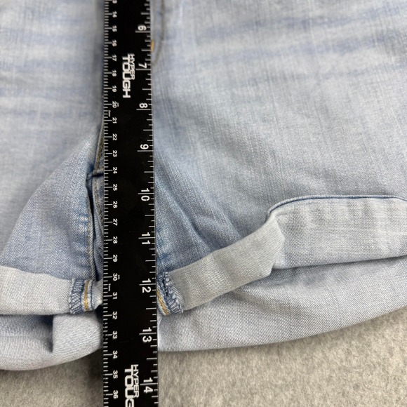 Levis Mid Length Shorts Women 29 Light Wash Excellent Cuffed Denim Jean 4 Inseam - Picture 3 of 10